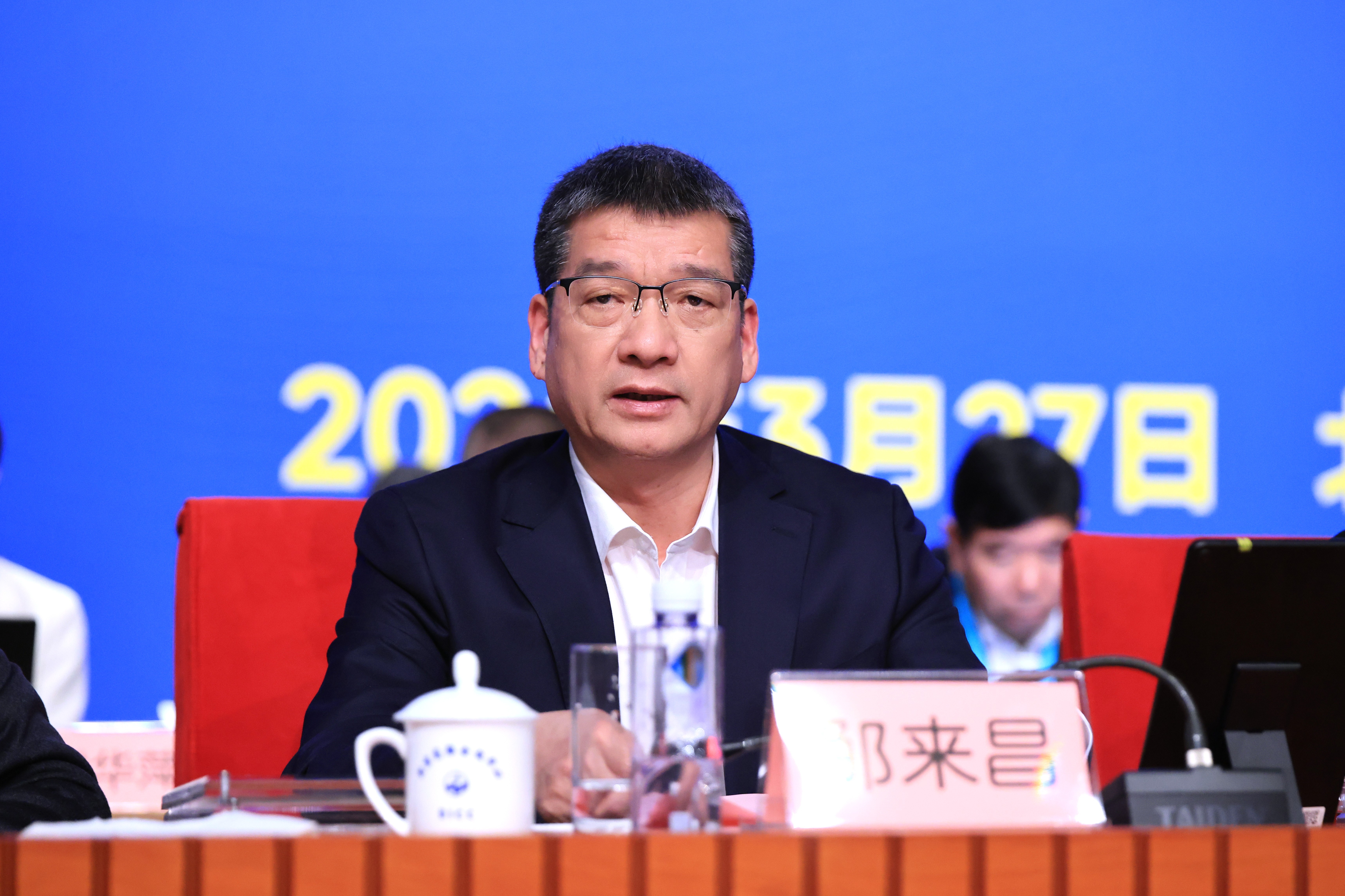 紫金矿业集团股份有限公司党委书记、董事长、执行董事邹来昌宣读《关于审议〈304am永利集团第一届监事会工作报告〉的议案》.JPG